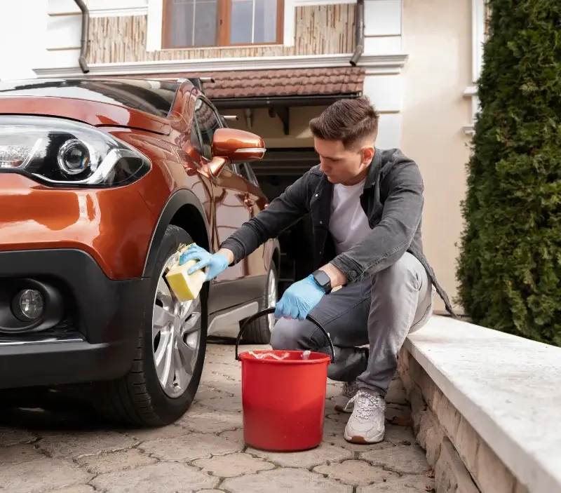 Lavage auto à domicile Vernassal : professionnel intervenant sur un véhicule